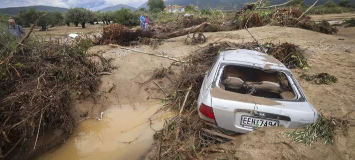 Βρασνά μετά τις πλημμύρες: Δρόμοι στα δύο, κατεστραμμένα αυτοκίνητα, ζημιές σε σπίτια και ξενοδοχεία